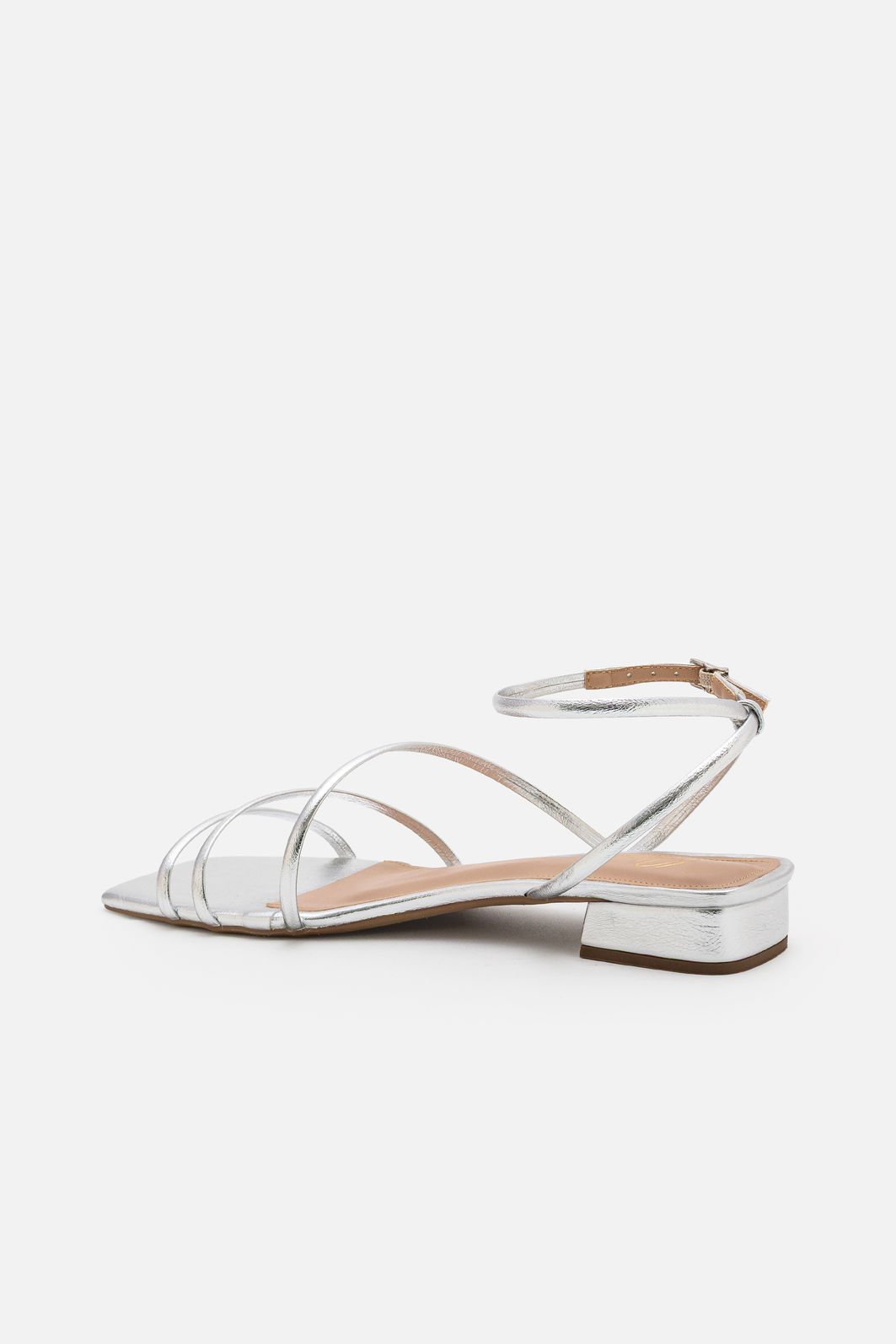 Sandália com Tiras Delicadas e Salto Baixo Prata Sandália com Tiras Delicadas e Salto Baixo Prata