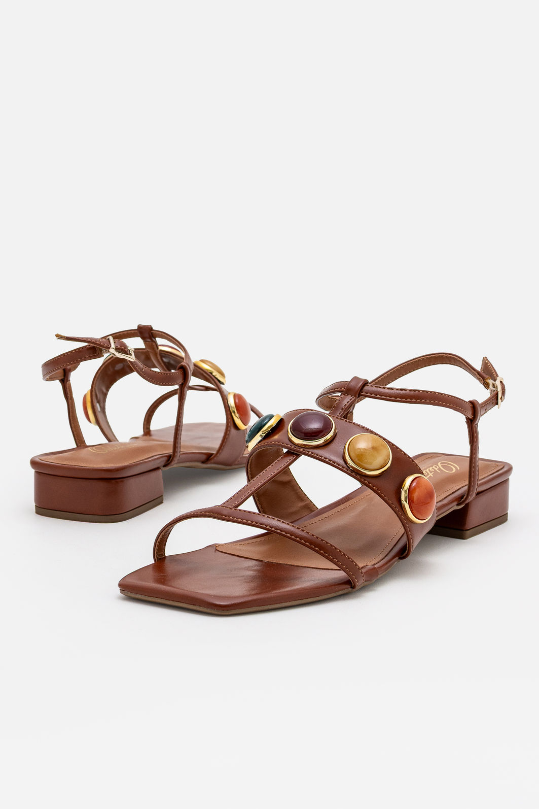 Sandália Moderna com Pedras e Salto Baixo Tostado Sandália Moderna com Pedras e Salto Baixo Tostado