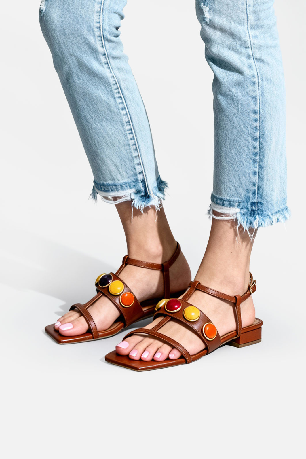 Sandália Moderna com Pedras e Salto Baixo Tostado Sandália Moderna com Pedras e Salto Baixo Tostado