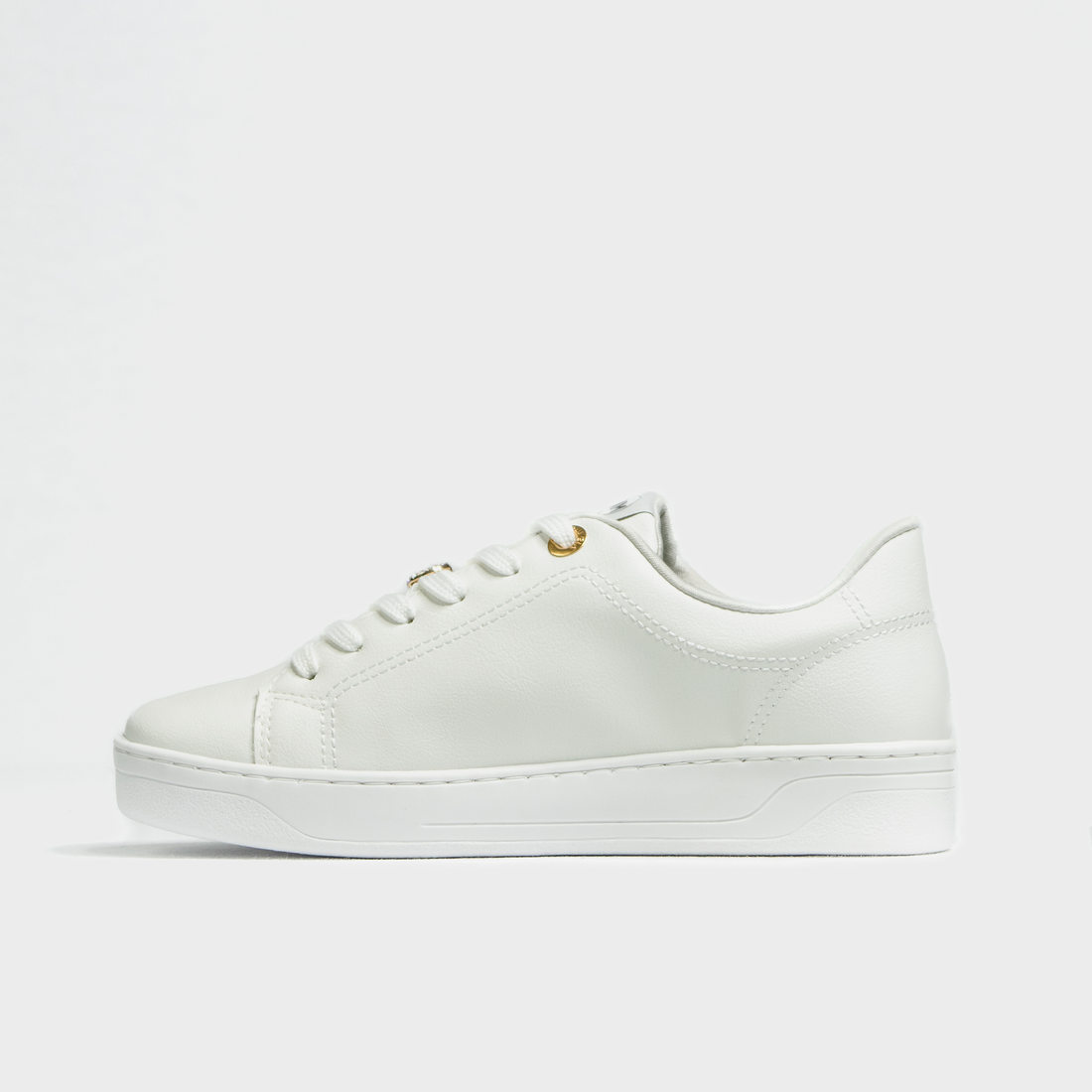 Tênis Via Marte Lateral Recortes Microperfuros Aplicação Logo Cadarço Detalhe Metal Branco Tênis Via Marte Lateral Recortes Microperfuros Aplicação Logo Cadarço Detalhe Metal Branco