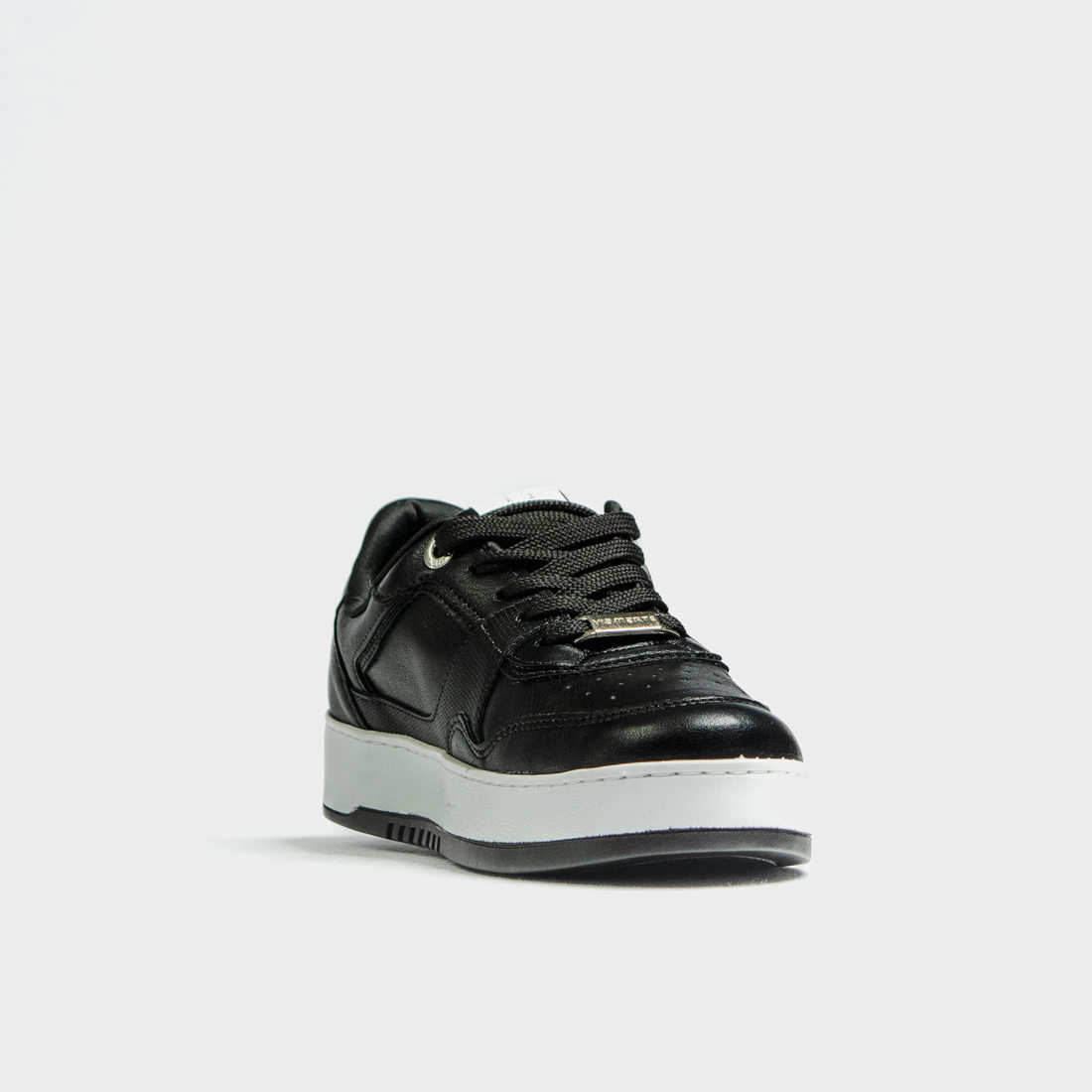 Tênis Via Marte com Recortes Microperfuros Preto e Branco