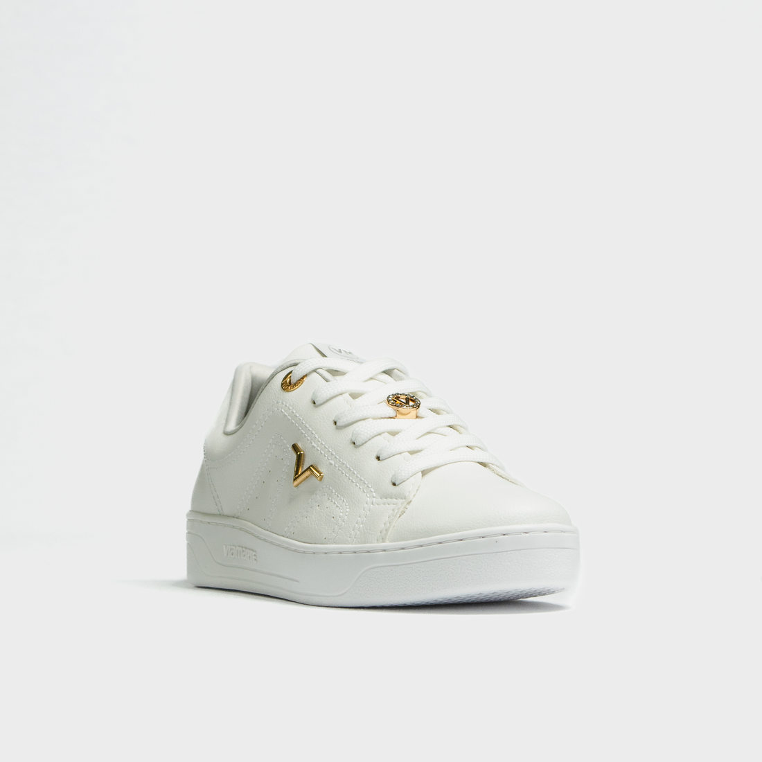 Tênis Via Marte Lateral Recortes Microperfuros Aplicação Logo Cadarço Detalhe Metal Branco Tênis Via Marte Lateral Recortes Microperfuros Aplicação Logo Cadarço Detalhe Metal Branco