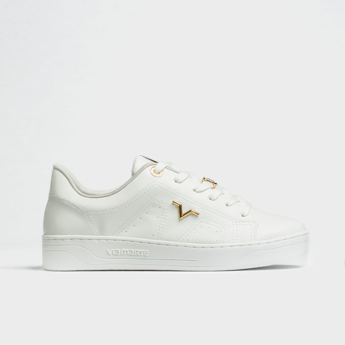 Tênis Via Marte Lateral Recortes Microperfuros Aplicação Logo Cadarço Detalhe Metal Branco Tênis Via Marte Lateral Recortes Microperfuros Aplicação Logo Cadarço Detalhe Metal Branco