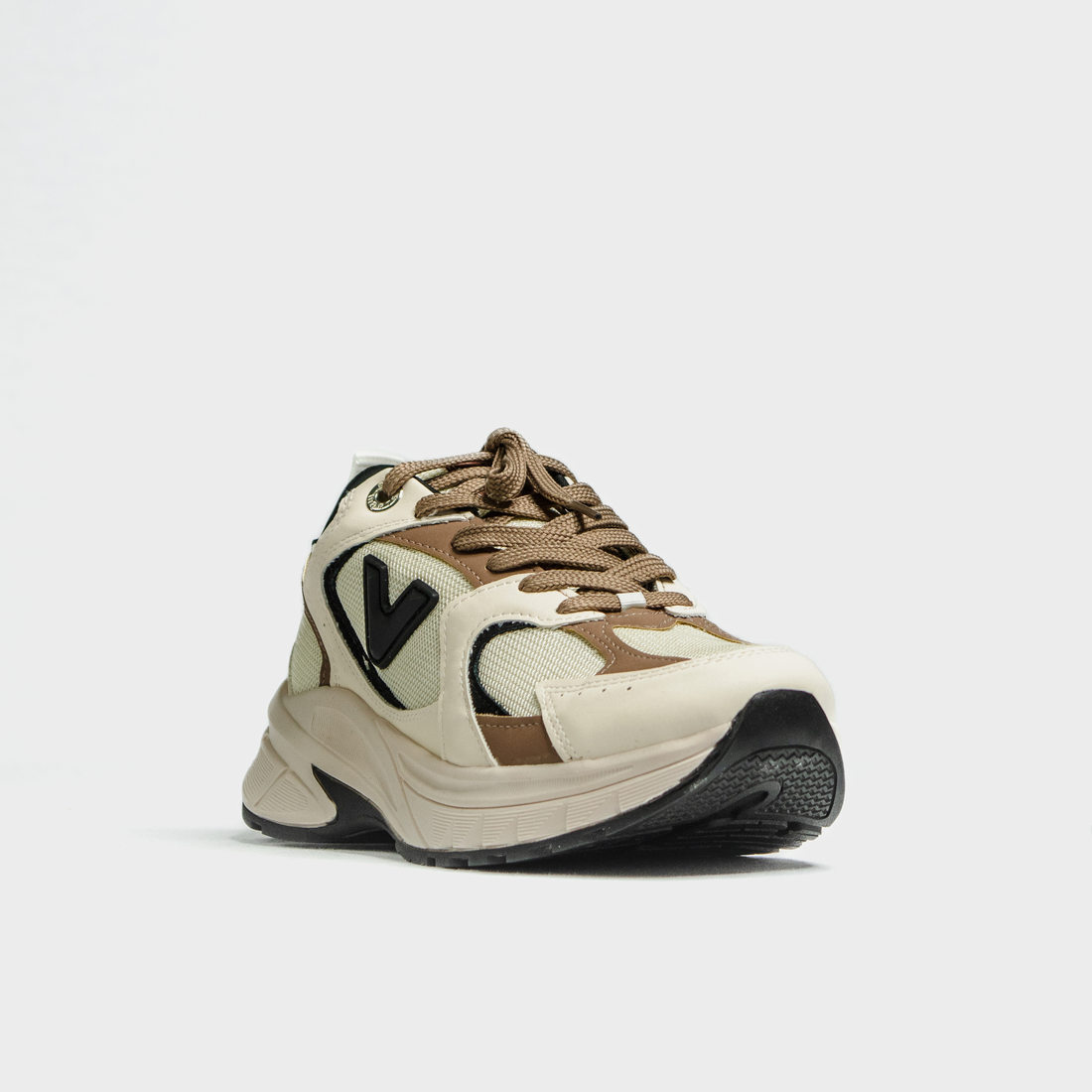 Tênis Chunky Via Marte Bicolor com Recortes Tela Detalhe Metalizado Bege e Preto