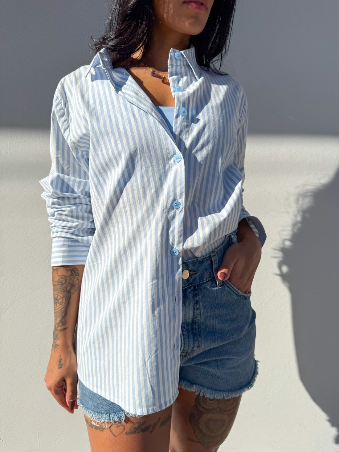 Camisa listrada azul feminina com short jeans – Look casual moderno camisa listrada azul, camisa feminina manga longa, camisa oversized, look casual feminino, short jeans feminino, moda verão, estilo despojado, camisa social feminina, street style, roupas femininas modernas