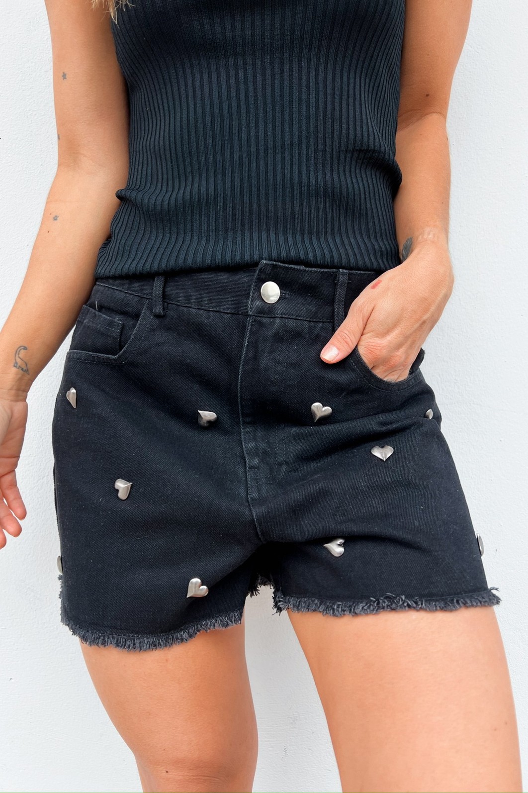 Elegância Frontal - Shorts Jeans Preto Heart Minimoni Shorts Jeans Preto Heart Modelagem Frontal Completa - Minimoni