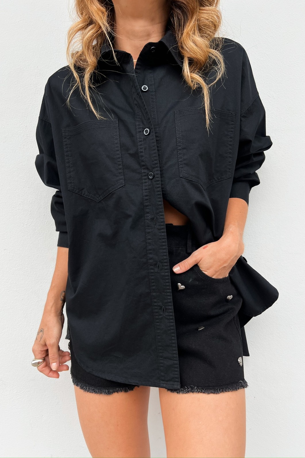 Detalhes Sofisticados - Shorts Jeans Preto Heart Minimoni Shorts Jeans Preto Heart Corações Metal Frontal Modelagem - Minimoni