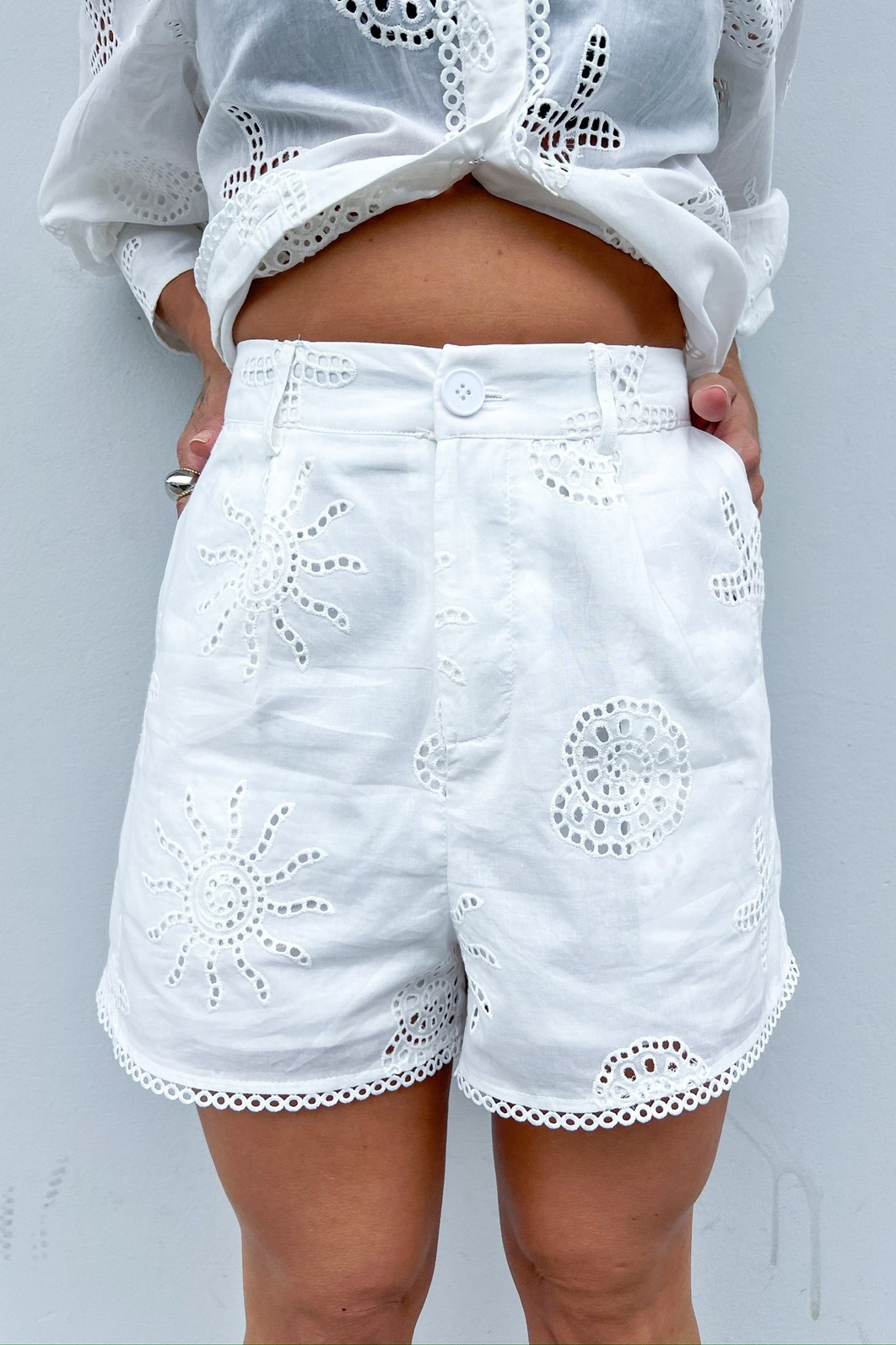 Sofisticação Branca - Conjunto Laise Genova Branco Minimoni Conjunto Laise Genova Branco Shorts Frontal Bordado Renda Barra - Minimoni