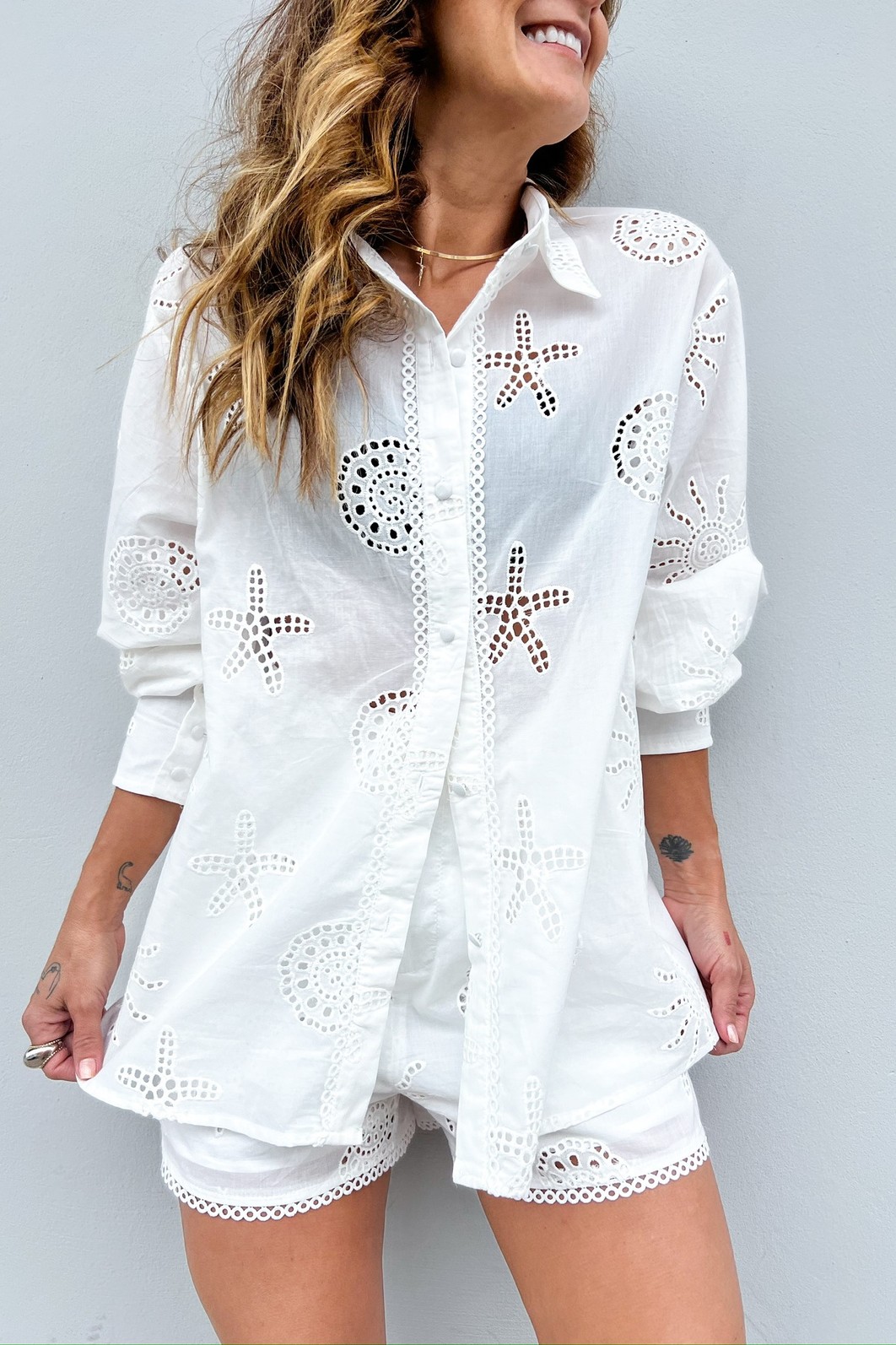 Detalhes Marinhos - Conjunto Laise Genova Branco Minimoni Conjunto Laise Genova Branco Camisa Detalhe Bordado Marinha Laise - Minimoni