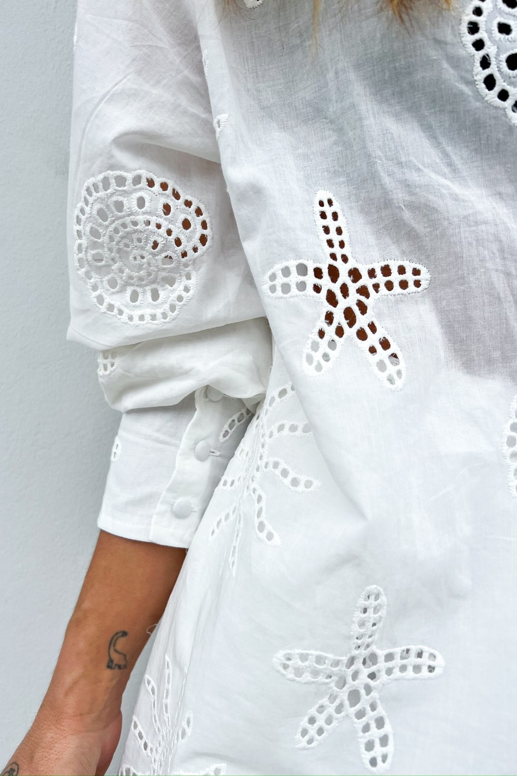 Frescor Atemporal - Conjunto Laise Genova Branco Minimoni Conjunto Laise Genova Branco Camisa Frontal Completa Bordado Marinha - Minimoni