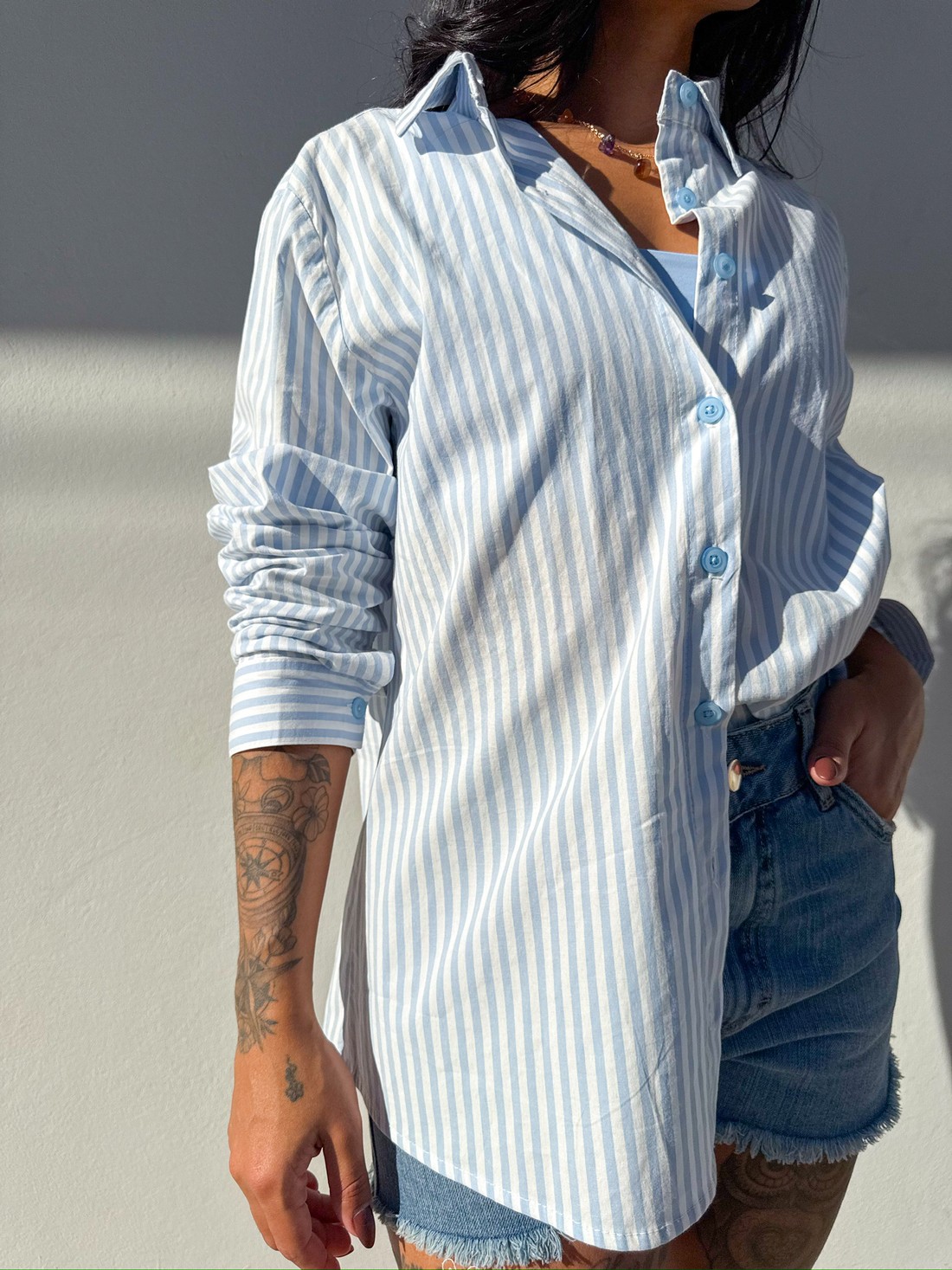 Camisa listrada azul feminina oversized para um look casual e moderno camisa listrada, camisa azul, oversized, manga longa, camisa social, estilo casual, moda feminina, look comfy, roupas modernas, verão 2025, verão 2026