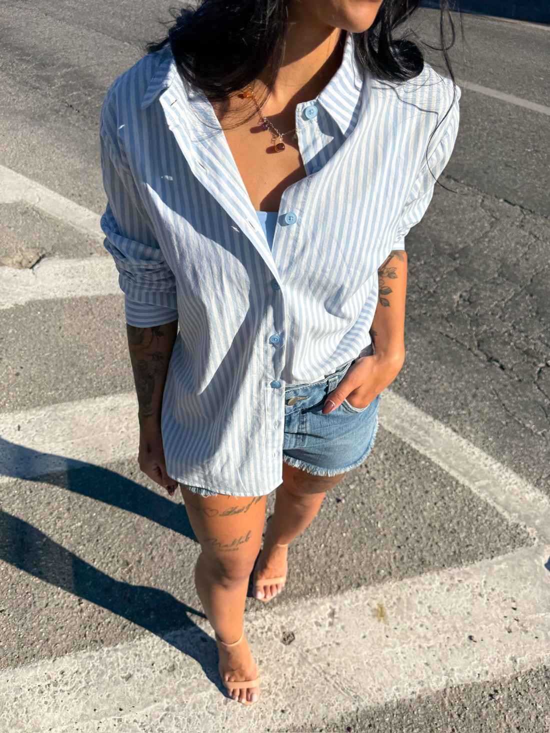 Camisa feminina azul listrada: a peça oversized perfeita para o verão camisa feminina, camisa azul, listrada, oversized, manga longa, look de verão, moda casual, street style, short jeans, peça versátil