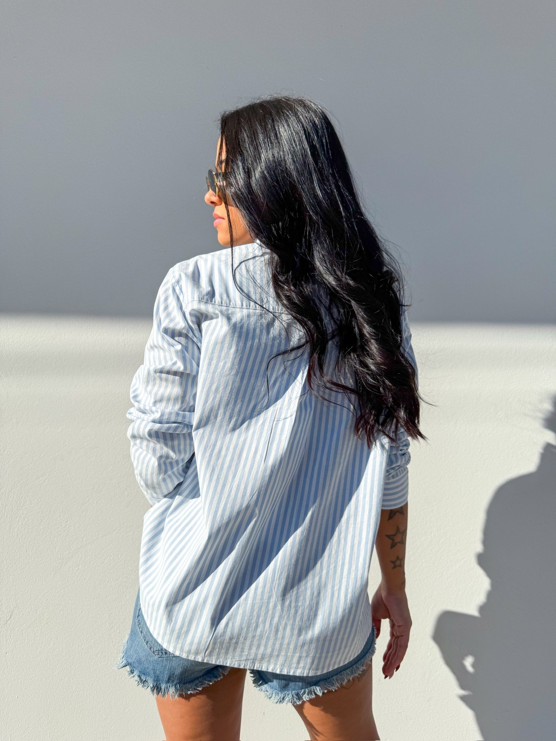 Look confortável e estiloso com camisa listrada azul oversized e short look confortável, camisa listrada, camisa azul, oversized, short jeans, estilo despojado, street style, moda casual, roupas femininas, tendência verão