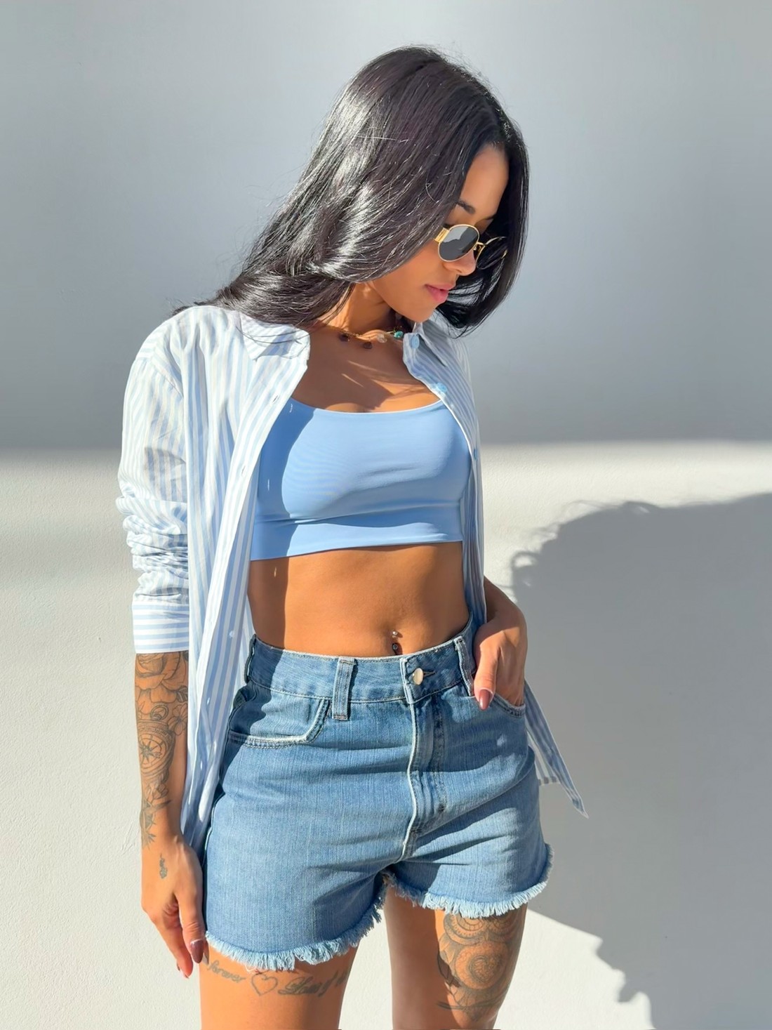 Camisa manga longa listrada azul e short jeans: o outfit casual que você precisa camisa manga longa, camisa listrada, camisa azul, short jeans, outfit casual, moda feminina, street style, estilo despojado, look verão, roupa versátil