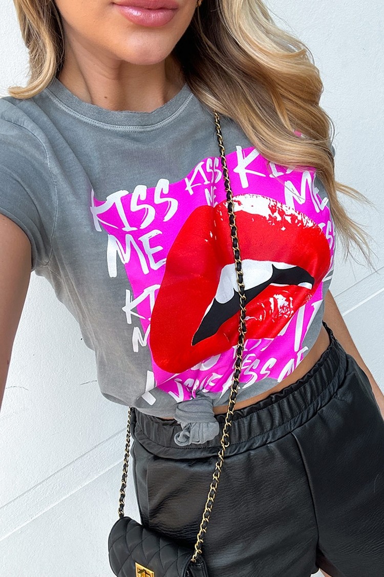 T-Shirt Kiss Me Cinza T-Shirt Kiss Me Cinza