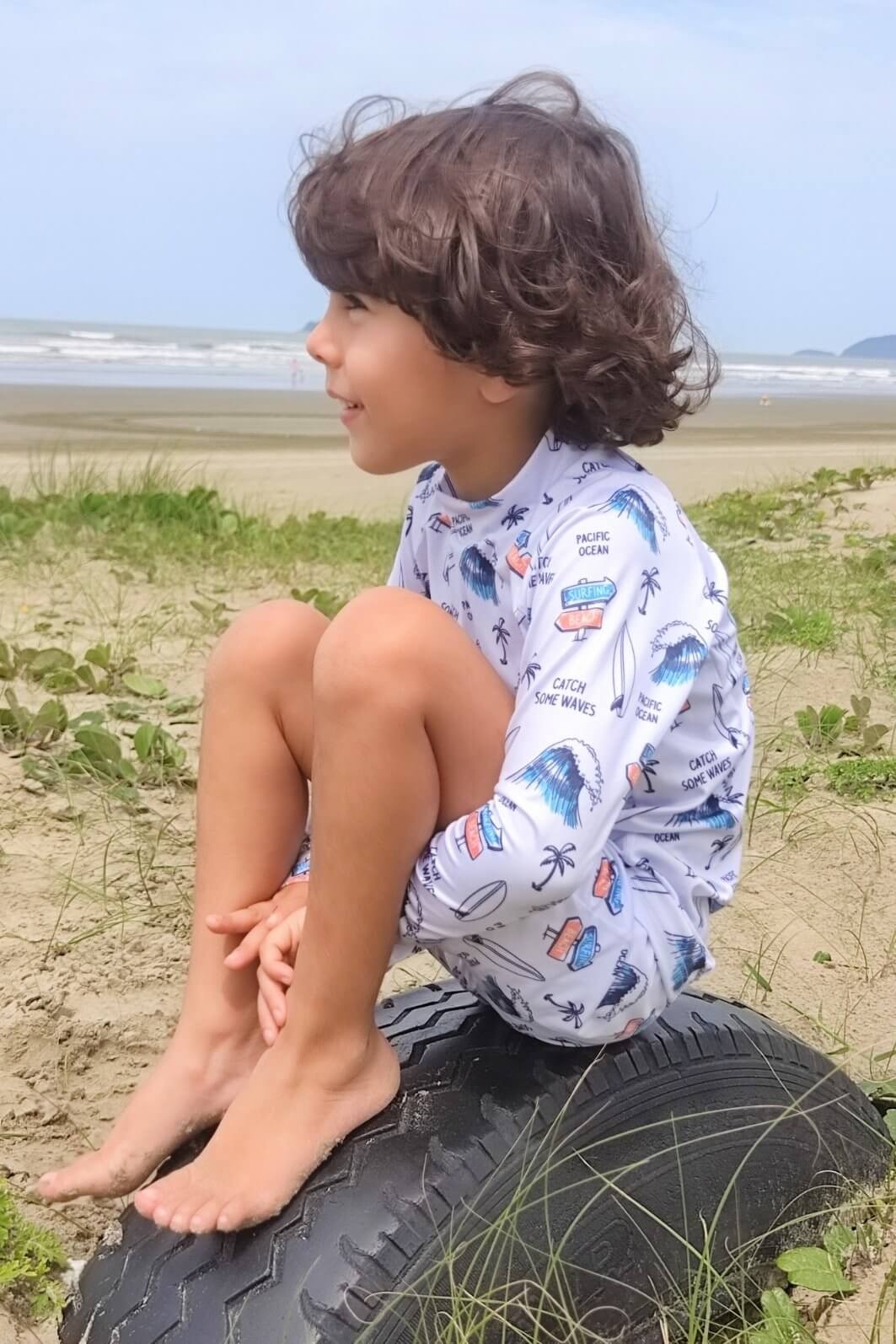 Camisa Proteção Uv 50+ Infantil + Sunga Cinza Catch Some Waves Camisa Proteção Uv 50+ Infantil + Sunga Cinza Catch Some Waves