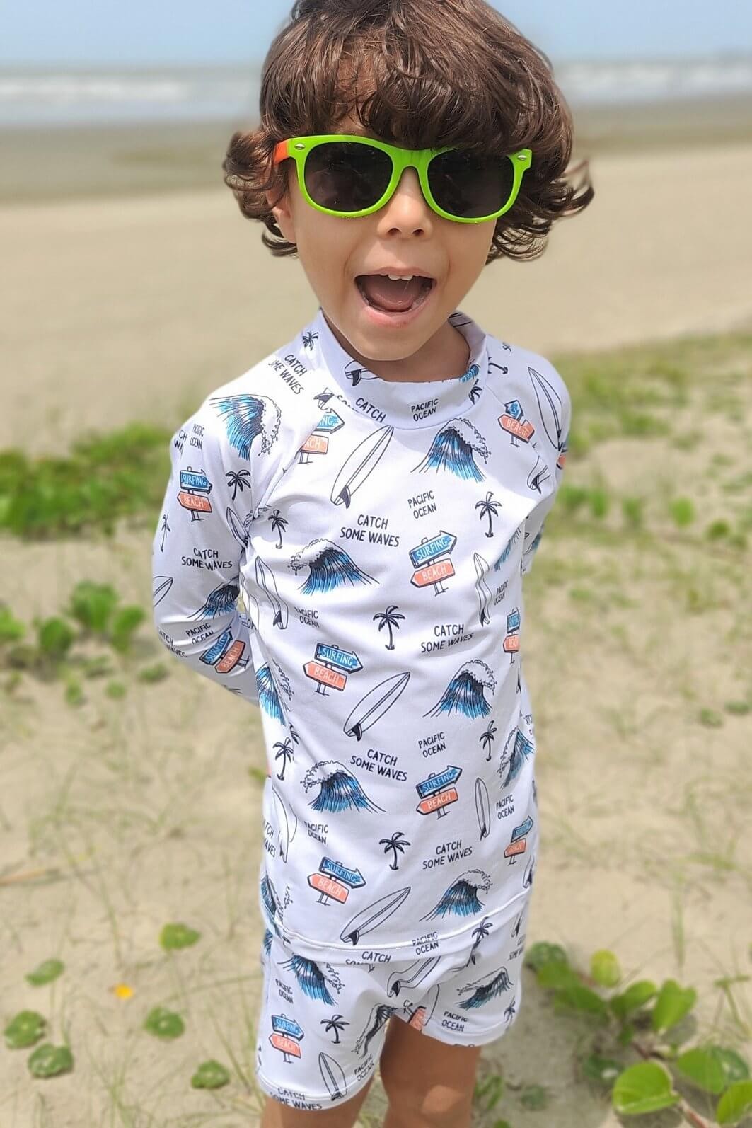 Camisa Proteção Uv 50+ Infantil + Sunga Cinza Catch Some Waves Camisa Proteção Uv 50+ Infantil + Sunga Cinza Catch Some Waves