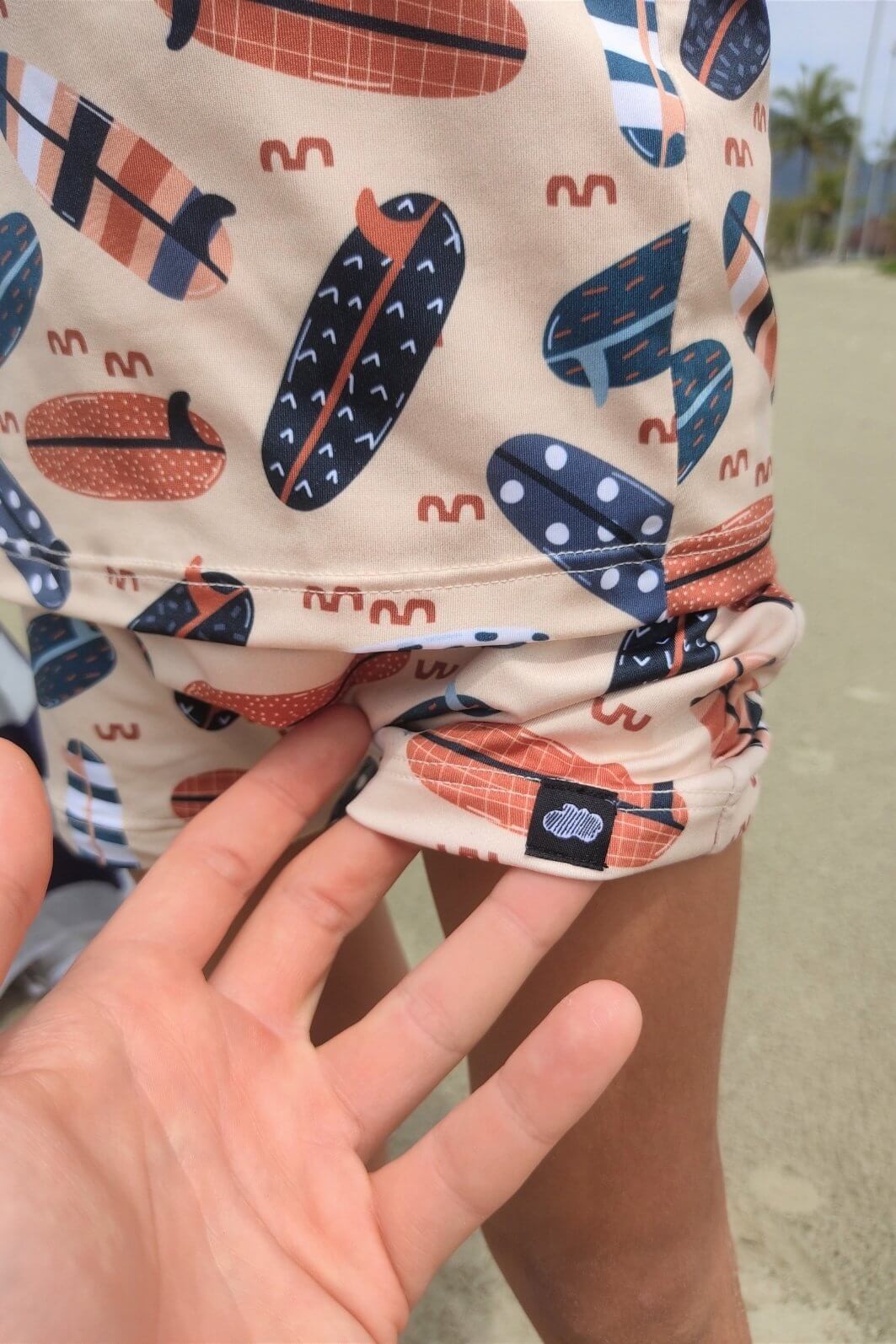 Camisa Proteção Uv 50+ Infantil + Sunga Bege Pranchas Camisa Proteção Uv 50+ Infantil + Sunga Bege Pranchas