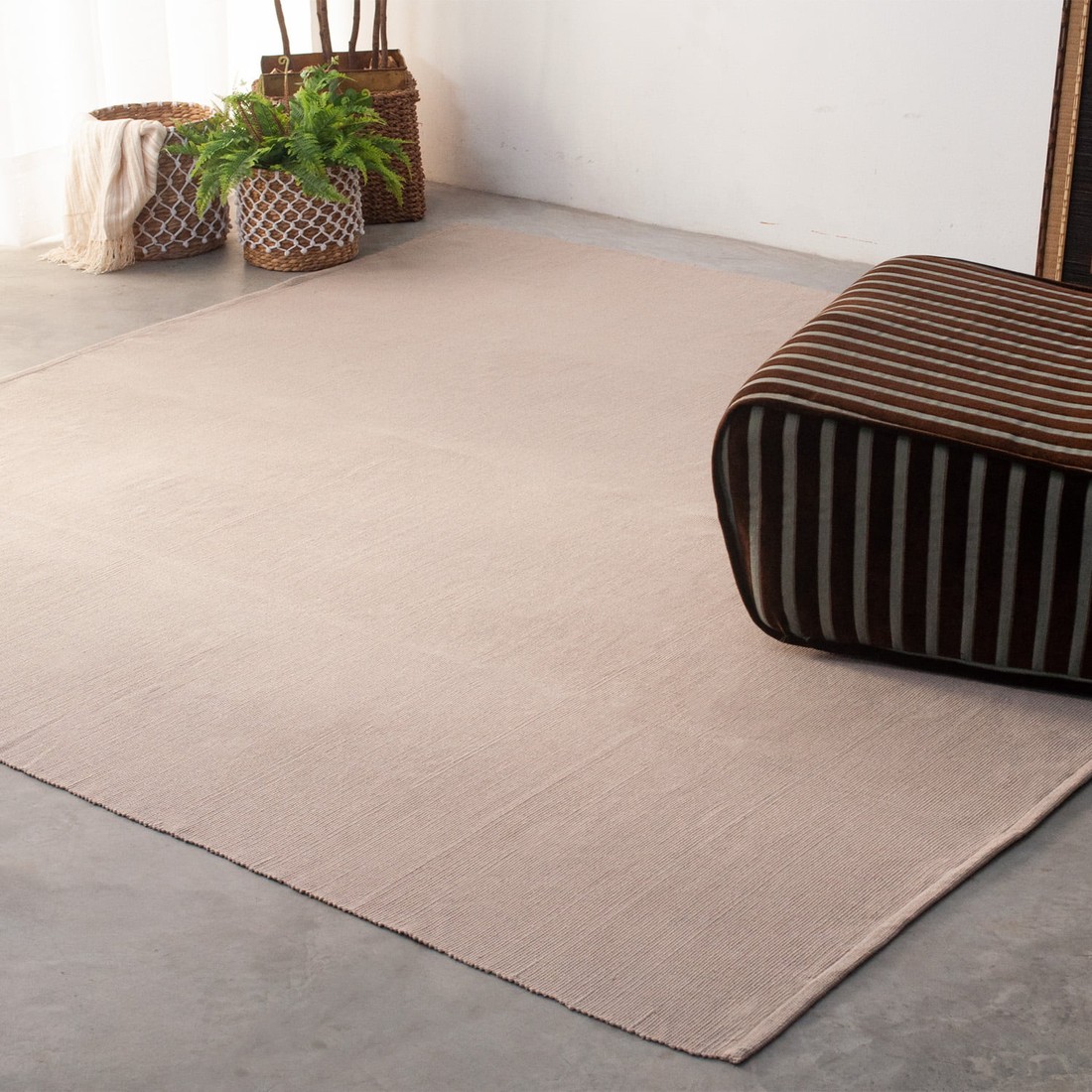 Tapete Artesanal Trama Basic Extra Grande para Sala Liso Areia Tapete Artesanal Trama Basic Extra Grande para Sala Liso Areia