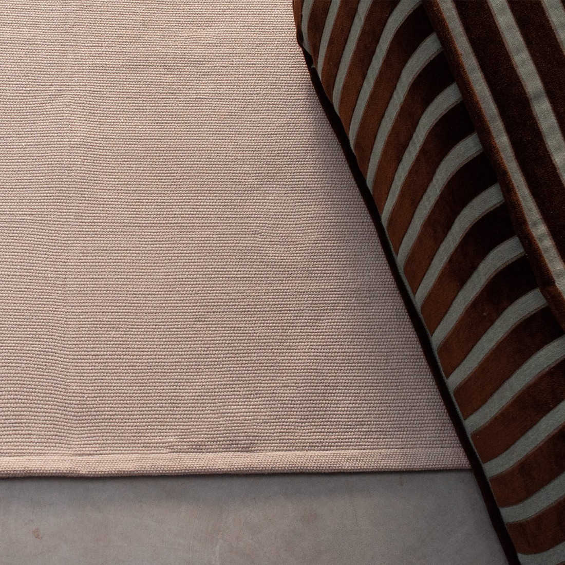 Tapete Artesanal Trama Basic Extra Grande para Sala Liso Areia Tapete Artesanal Trama Basic Extra Grande para Sala Liso Areia