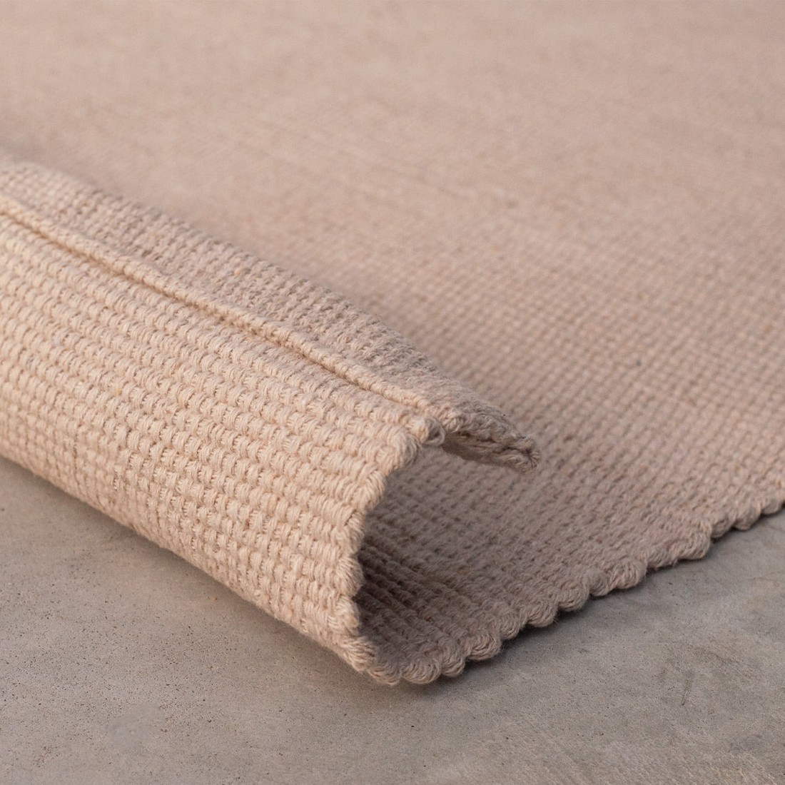 Tapete Artesanal Trama Basic Extra Grande para Sala Liso Areia Tapete Artesanal Trama Basic Extra Grande para Sala Liso Areia