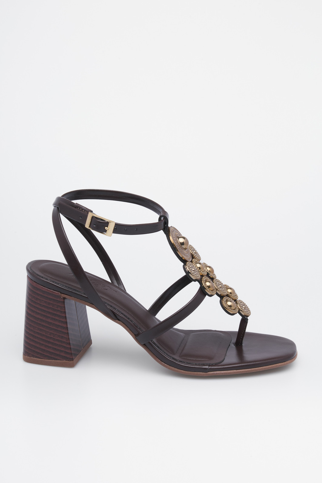 Sandália Moana Café – Detalhe de acabamento e salto bloco Sandália Moana Café de salto bloco médio com tiras finas e pedrarias douradas