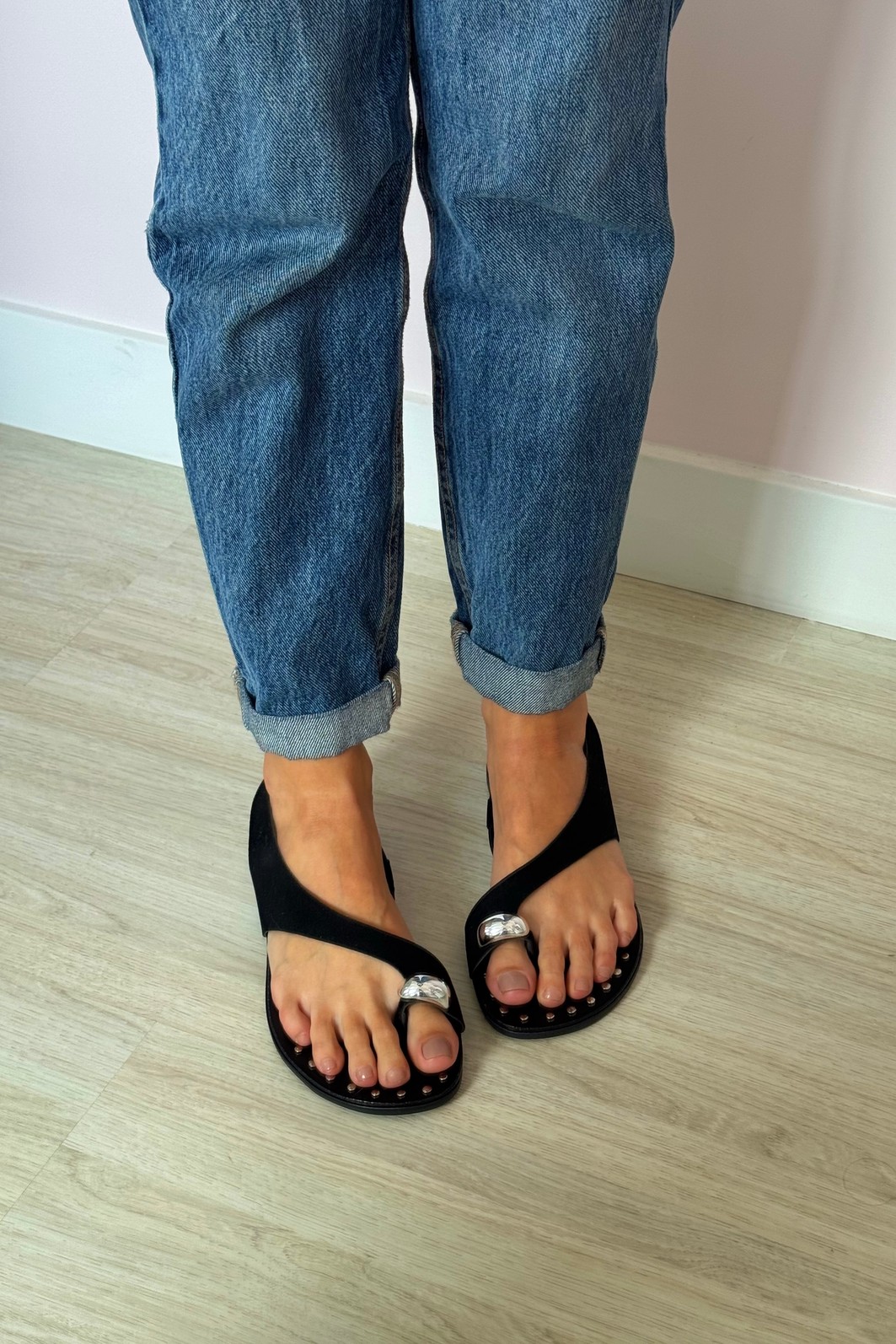 Sandália Carla Preto Rasteira com Detalhe em Metal Sandália Carla Preto Rasteira com Detalhe em Metal