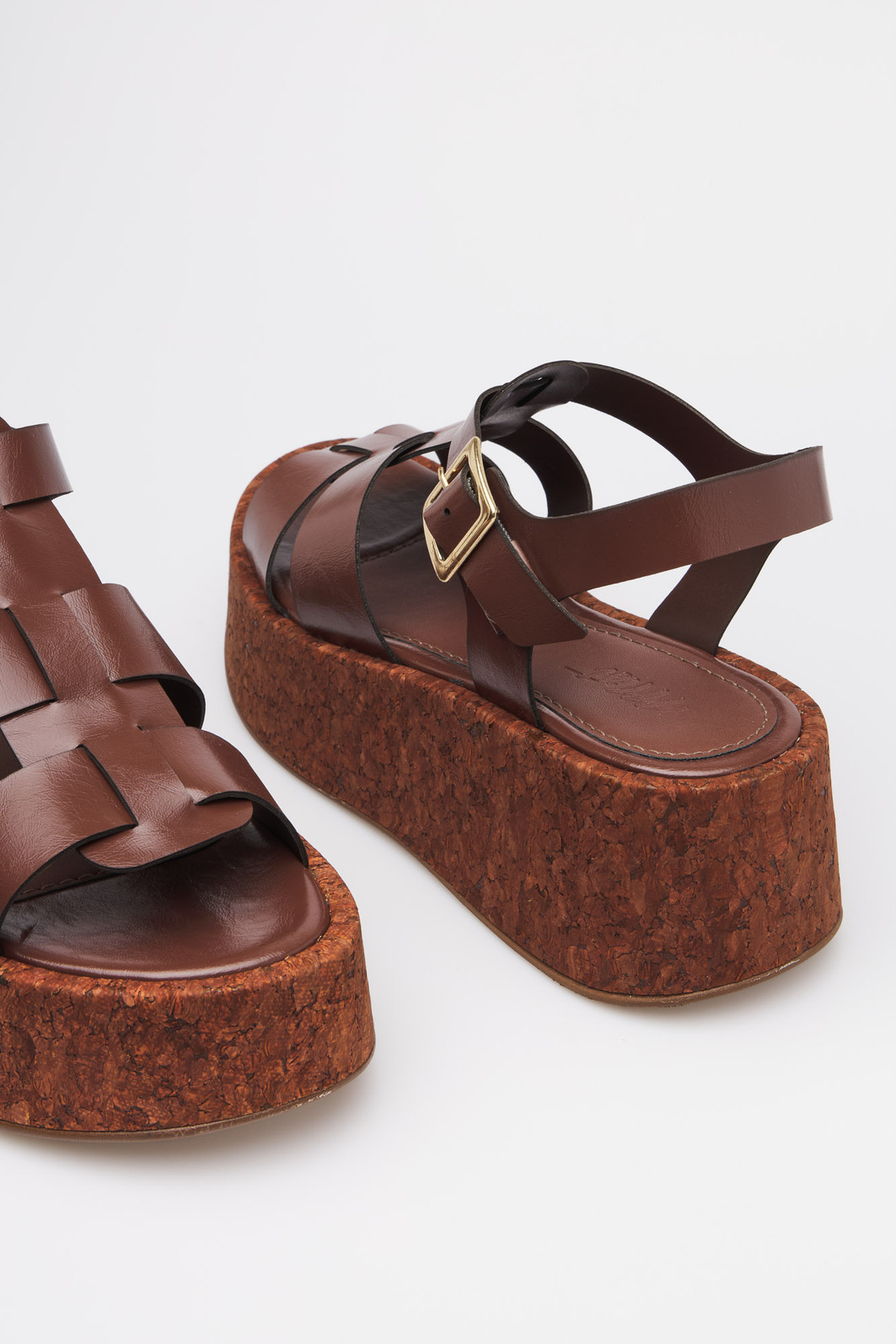 Sandália Marta Café MIST – Plataforma Feminina com Solado de Cortiça Sandália Marta Café - sandália retrô marrom com plataforma e fivela
