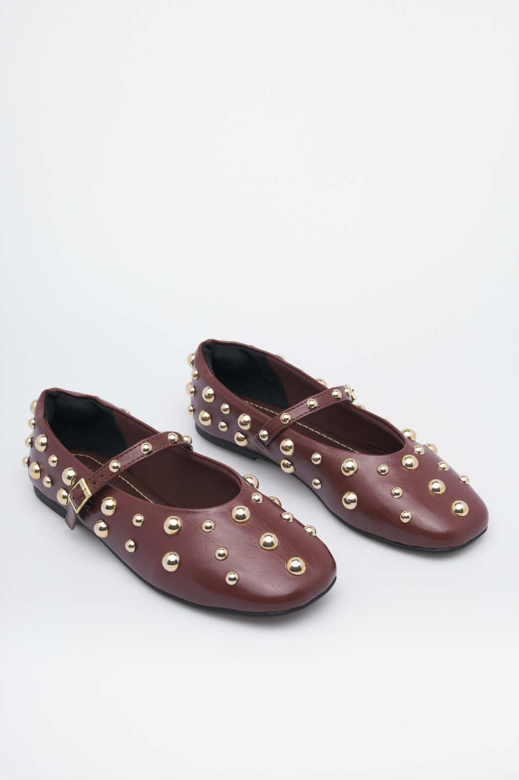 Sapatilha Melina Terra — Flat feminina com esferas douradas Sapatilha Melina Terra com tira e aplicações douradas