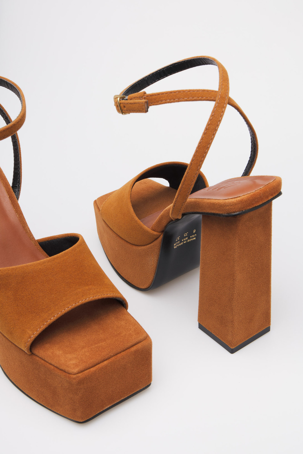 Sandália Tina Caramelo - salto alto de camurça bico quadrado