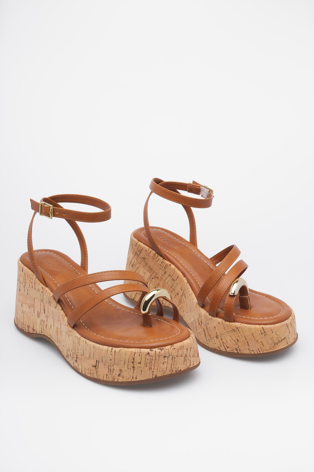 Sandália Plataforma Valentina Camel – Mist Sandália Plataforma Valentina Camel vista lateral com salto em cortiça