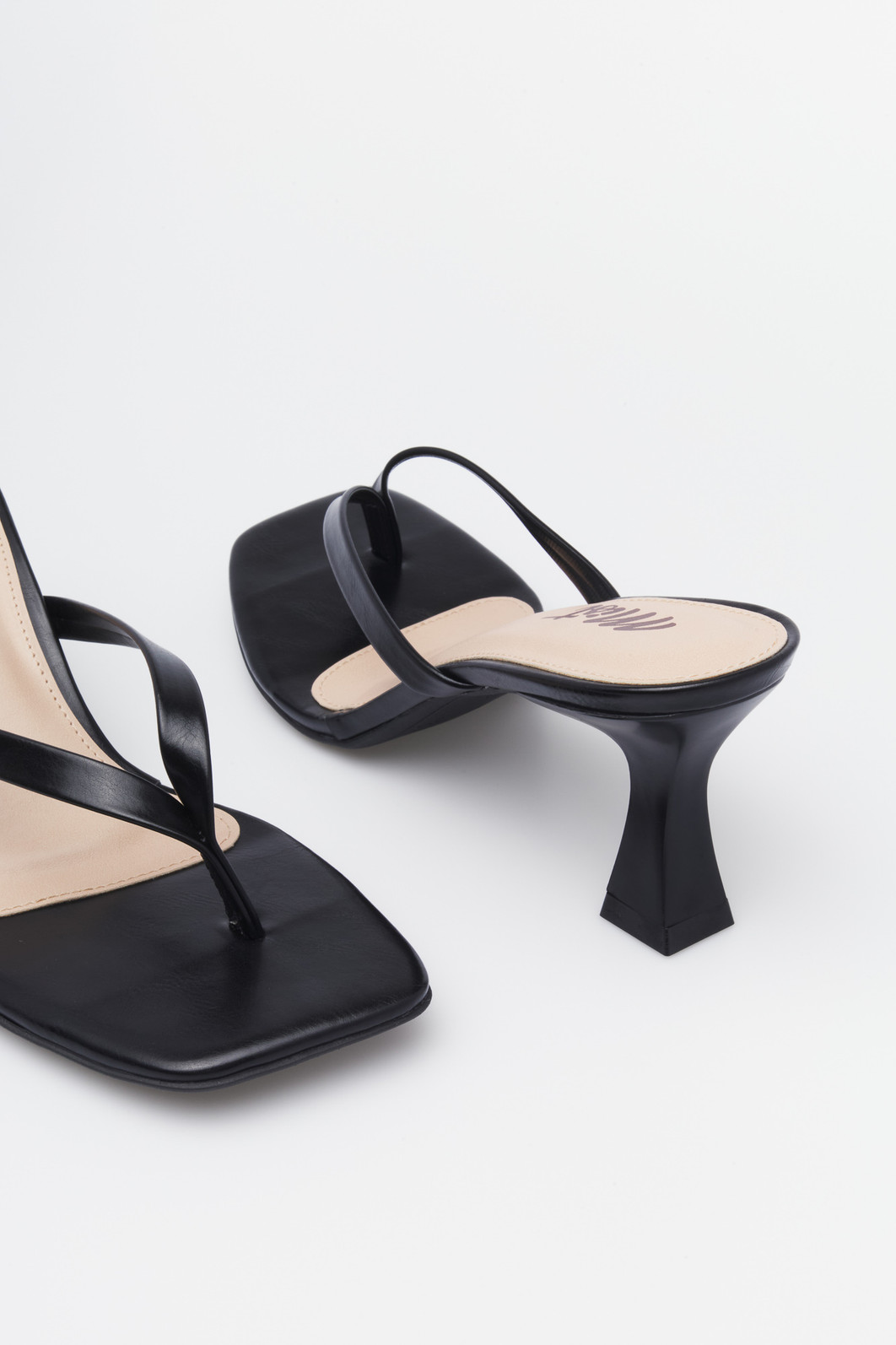 Tamanco Maya Preto MIST – sandália feminina minimalista com salto fino