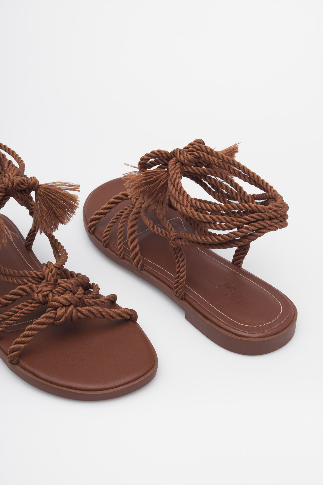 Rasteira Amábile Camel boho com amarração em corda Rasteira Amábile Camel feminina com tiras de corda estilo boho