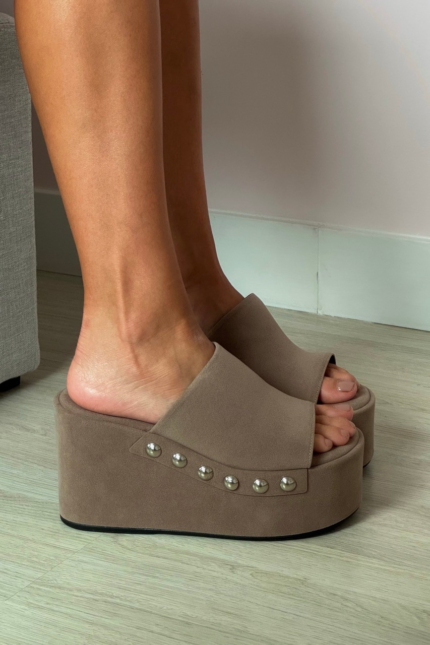 Flatform Suelen Grafite Tamanco com Tachas Metálicas Flatform Suelen Grafite Tamanco com Tachas Metálicas