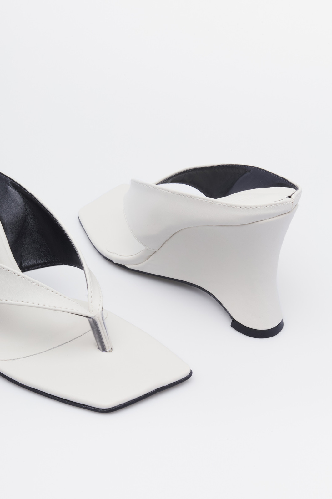 Tamanco Mel Off-White MIST – Salto Anabela Esculpido Tamanco Mel Off-White MIST – salto anabela esculpido com tiras minimalistas