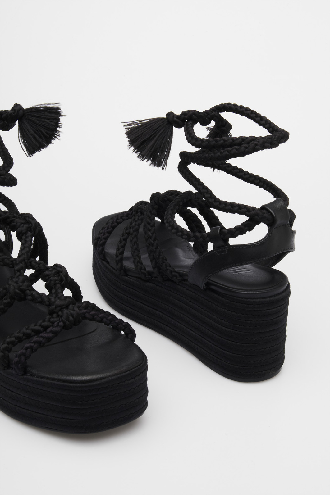 Sandália Pati Preto MIST – Plataforma Feminina em Corda com Amarração Sandália Pati Preto MIST – design boho-chic com plataforma estável