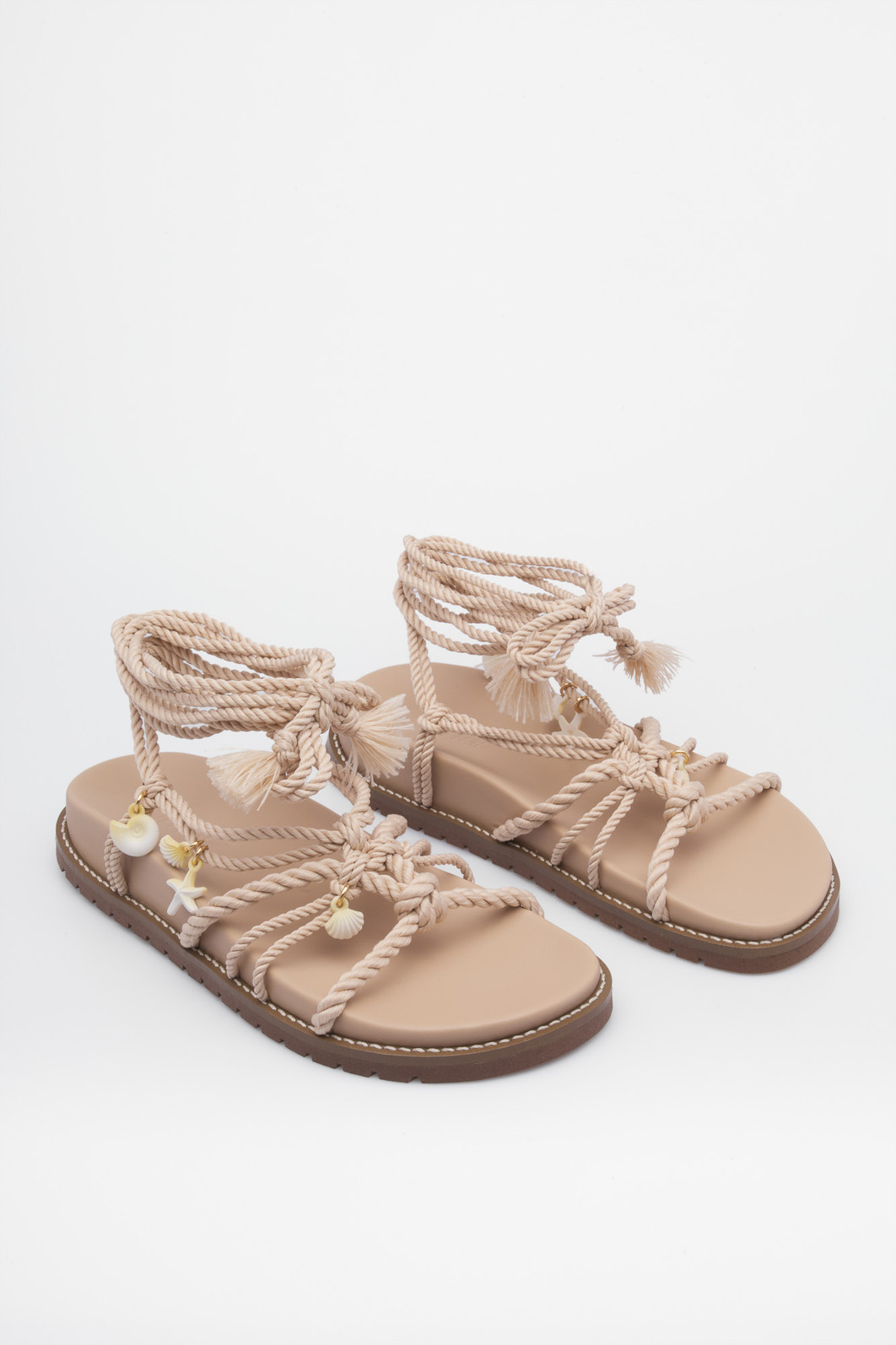 Sandália Paula Nude feminina estilo boho – Mist Sandália Paula Nude feminina com amarração em corda e conchas