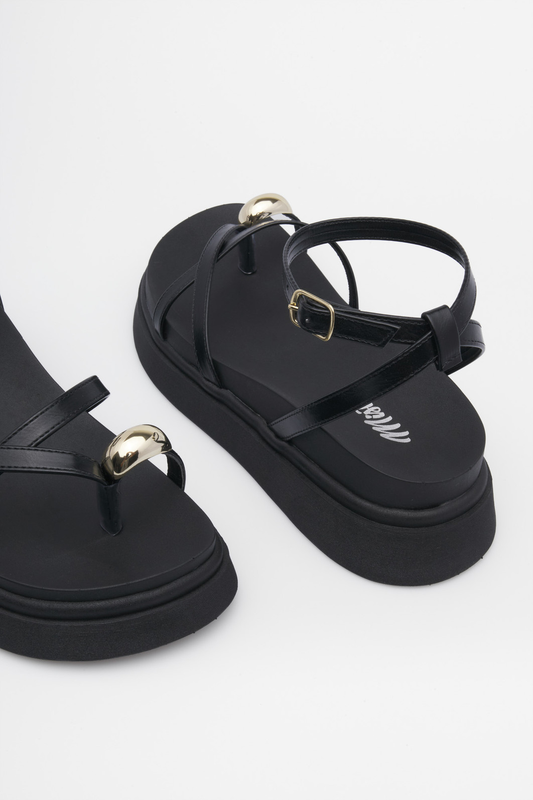 Sandália Vanessa Preto Papete Plataforma Sandália Vanessa Preto Papete Plataforma com tiras finas e detalhe dourado