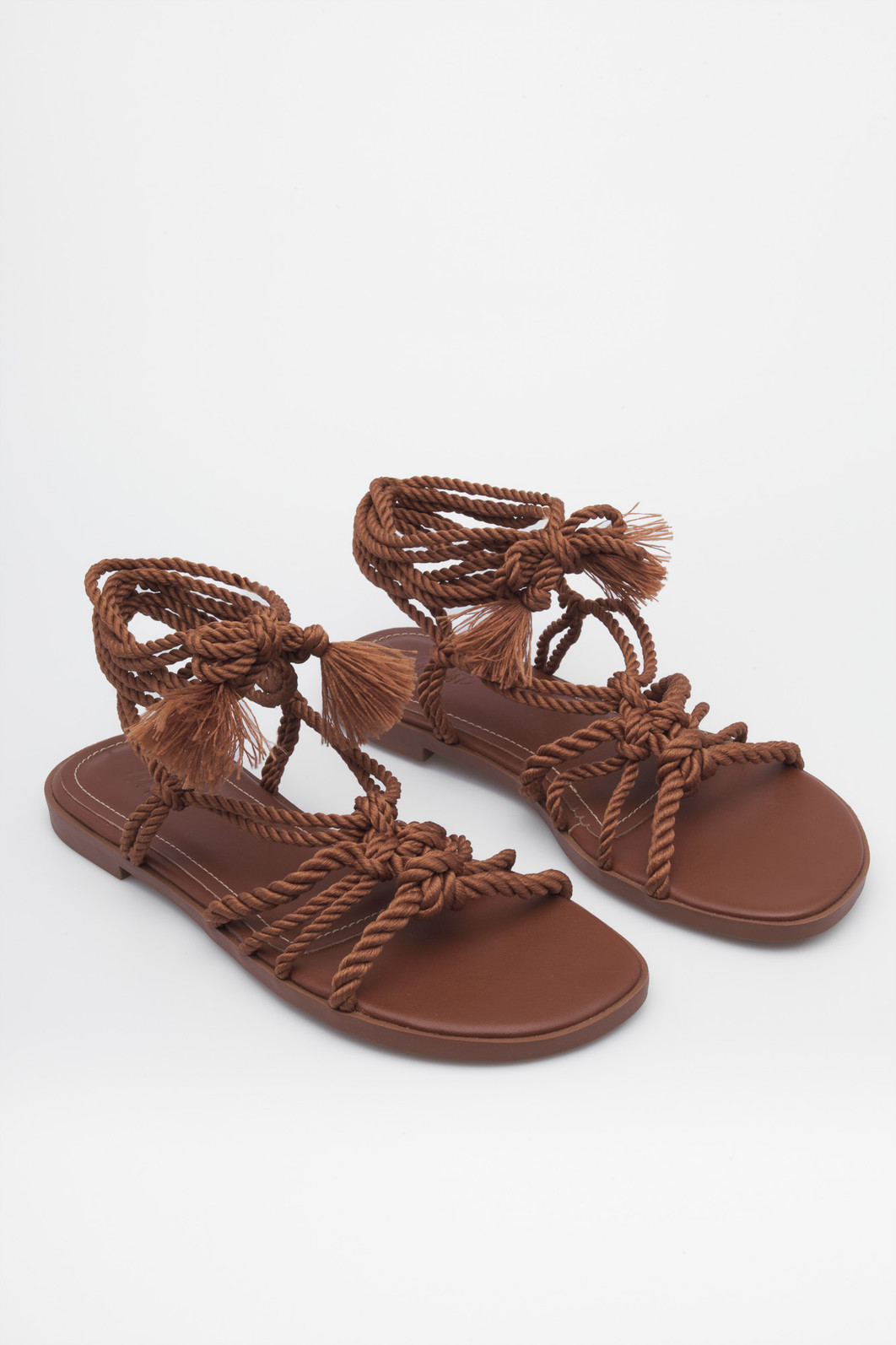 Rasteira Amábile Camel boho com amarração em corda Rasteira Amábile Camel feminina com tiras de corda estilo boho