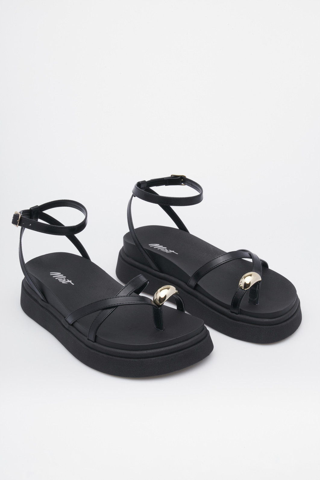 Sandália Vanessa Preto Papete Plataforma Sandália Vanessa Preto Papete Plataforma com tiras finas e detalhe dourado