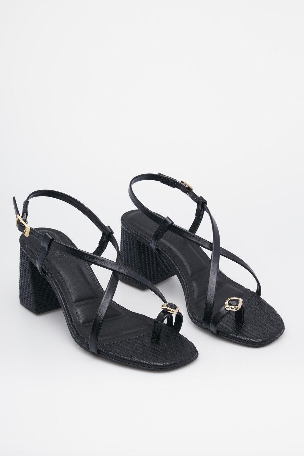 Sandália Cora Preto com Salto Bloco Sandália Cora Preto com Salto Bloco