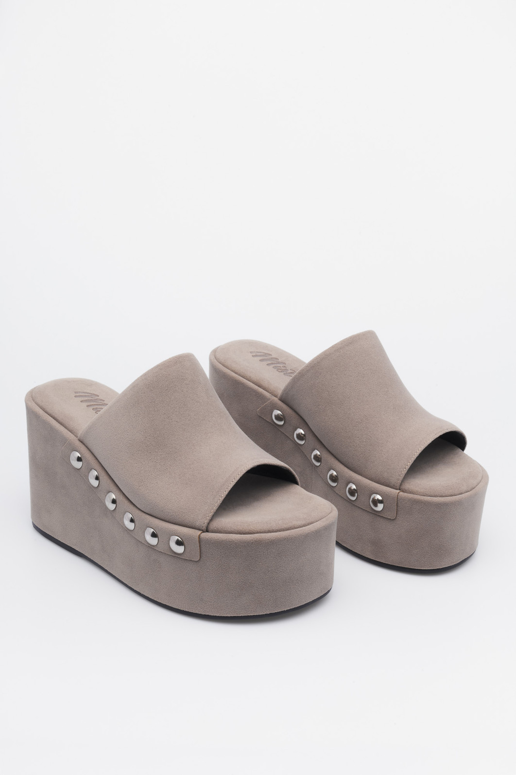 Tamanco Flatform Suelen Grafite MIST – Plataforma Alta Feminina com Tachas Tamanco Suelen Grafite – tamanco flatform feminino moderno