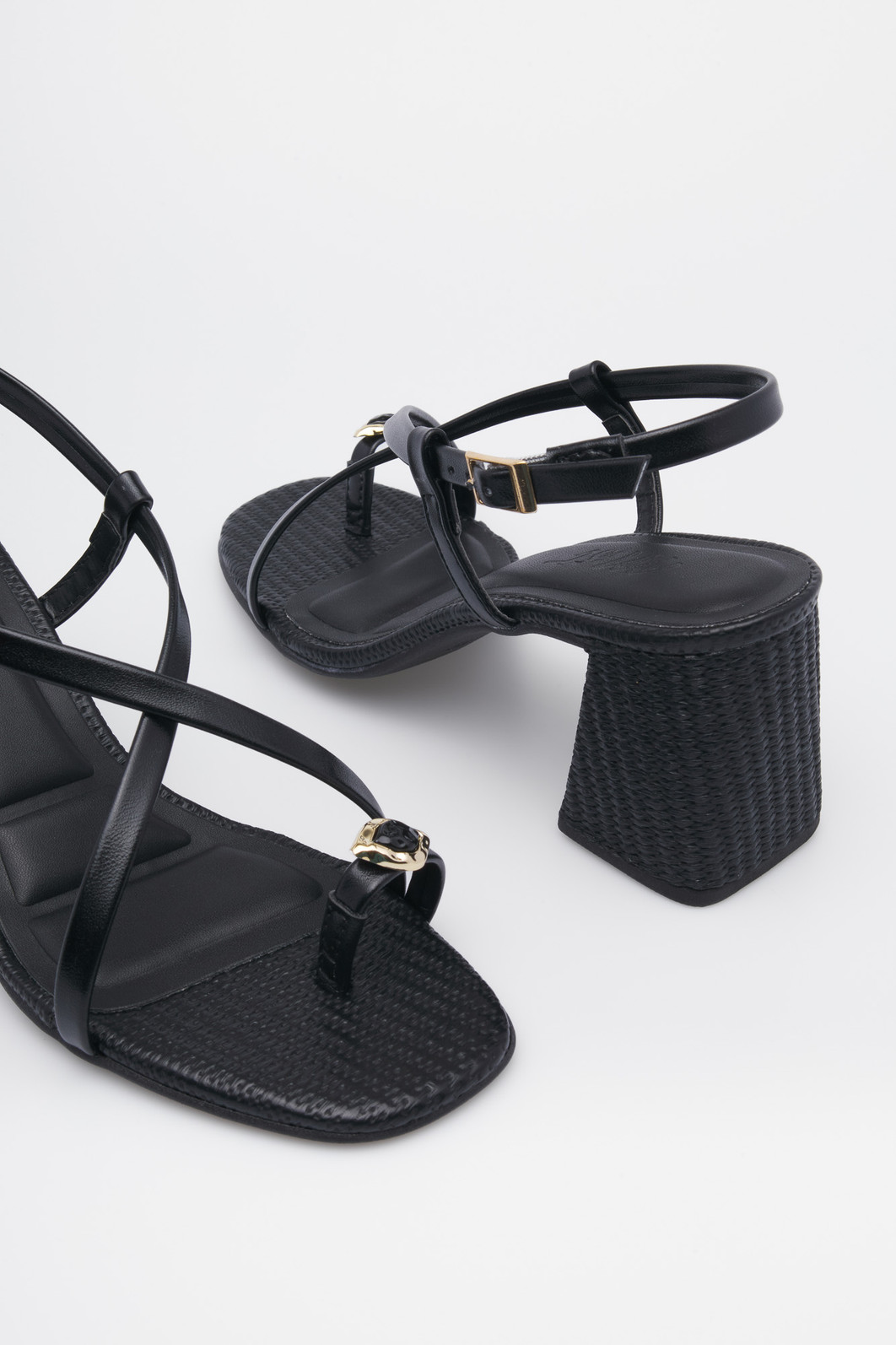 Sandália Cora Preto com Salto Bloco Sandália Cora Preto com Salto Bloco