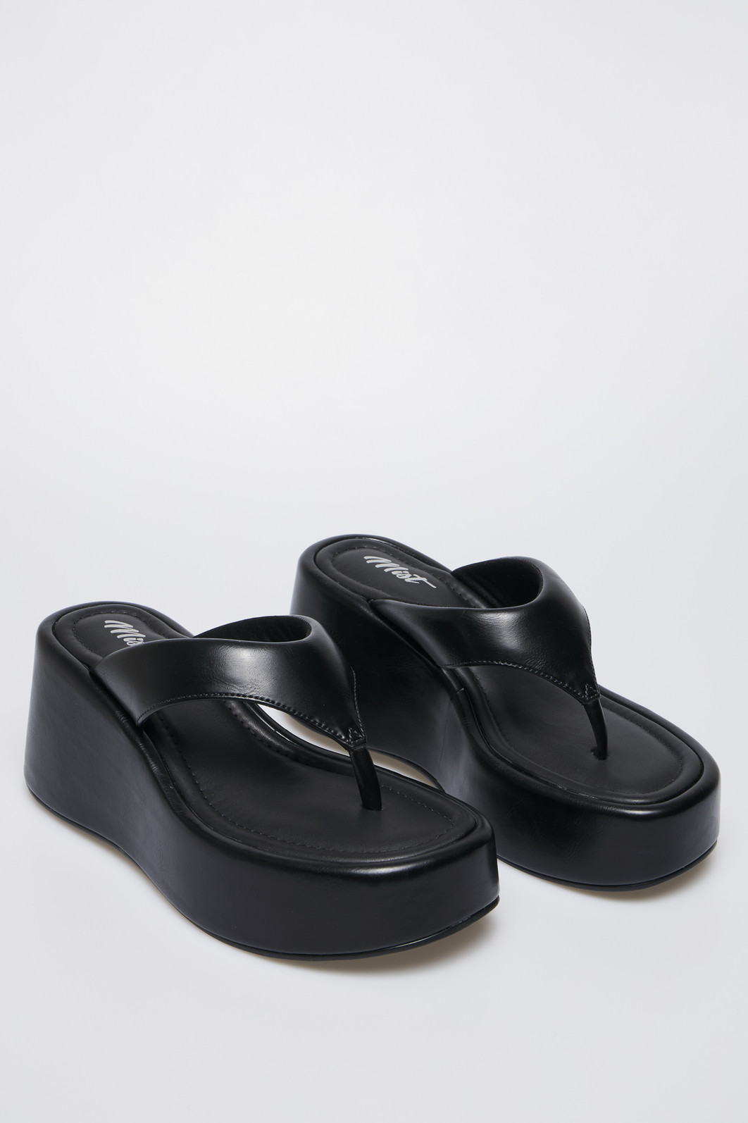 Flat Iza Preto Flat Iza Preto