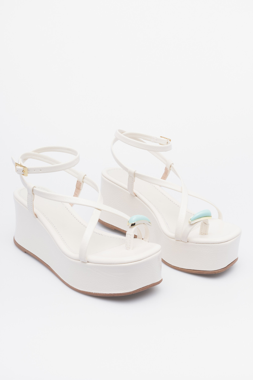 Sandália Heloá Off-White – plataforma feminina elegante com detalhe azul