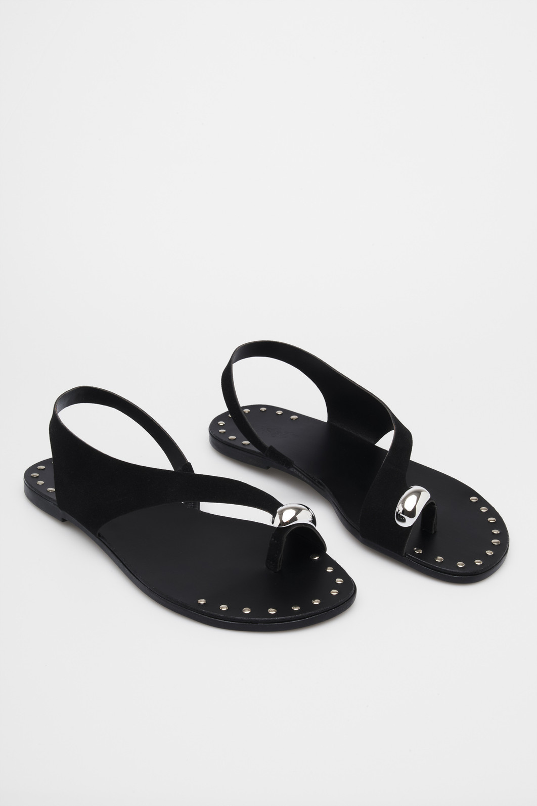 Sandália Carla Preto – Rasteira Minimalista com Detalhe Metálico Sandália Carla Preto com tira assimétrica e solado flat com tachas