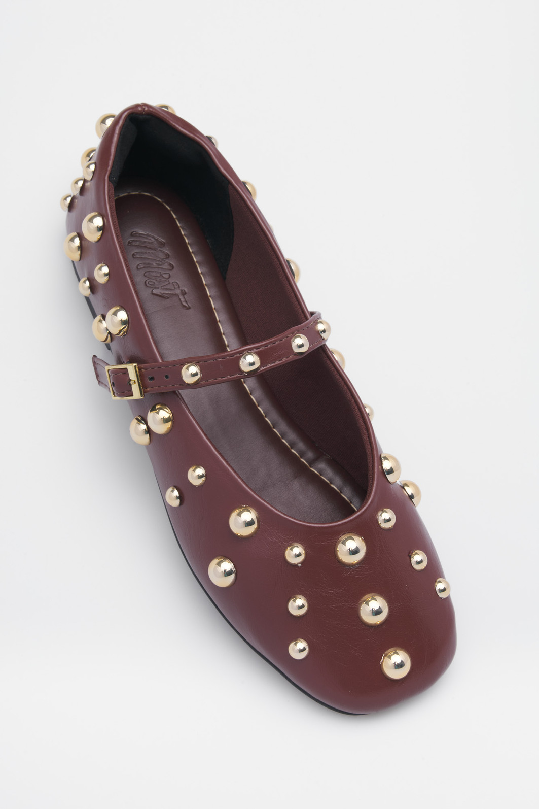 Sapatilha Melina Terra — Flat feminina com esferas douradas Sapatilha Melina Terra com tira e aplicações douradas