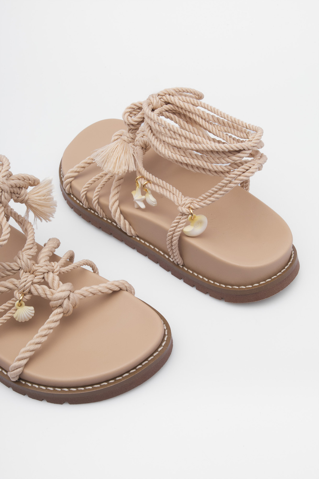 Sandália Paula Nude feminina estilo boho – Mist Sandália Paula Nude feminina com amarração em corda e conchas