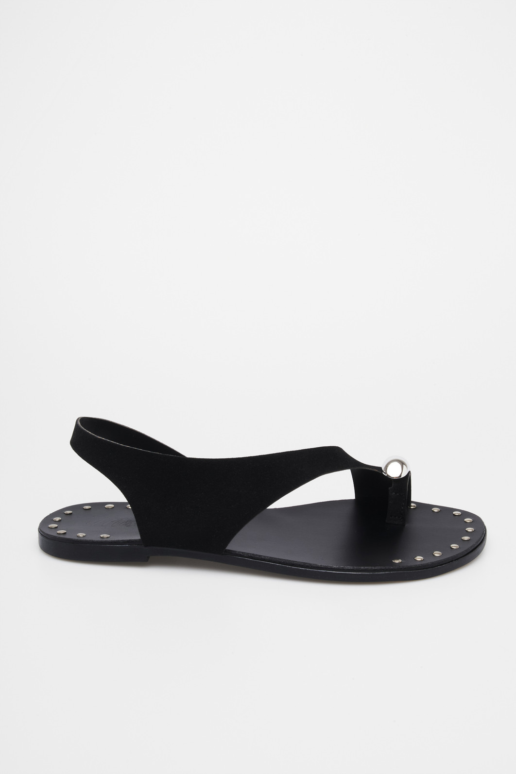 Sandália Carla Preto – Rasteira Minimalista com Detalhe Metálico Sandália Carla Preto com tira assimétrica e solado flat com tachas