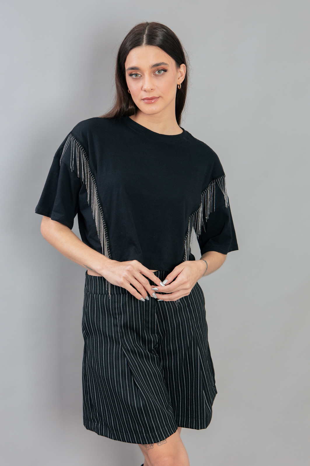 CAMISETA CROPPED PRETA COM APLIQUE DE FRANJAS METÁLICA CAMISETA CROPPED PRETA COM APLIQUE DE FRANJAS METÁLICA
